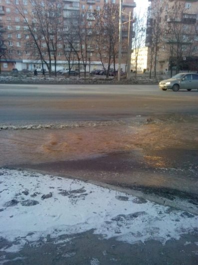 В Ижевске на улице Салютовской потоки ржавой воды текут по дороге