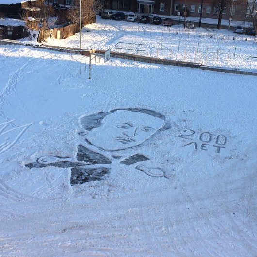 Ижевский дворник-художник нарисовал Лермонтова на снегу