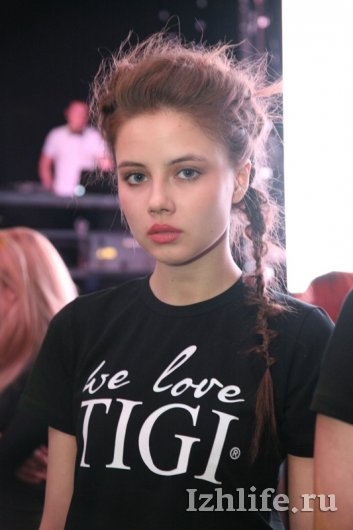 Модные тенденции для ижевчан от бренда TIGI: шерстяные косы и красно-фиолетовый цвет волос