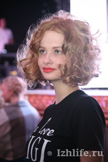 Модные тенденции для ижевчан от бренда TIGI: шерстяные косы и красно-фиолетовый цвет волос