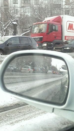 Огромную пробку в Ижевске создали неработающий светофор и авария