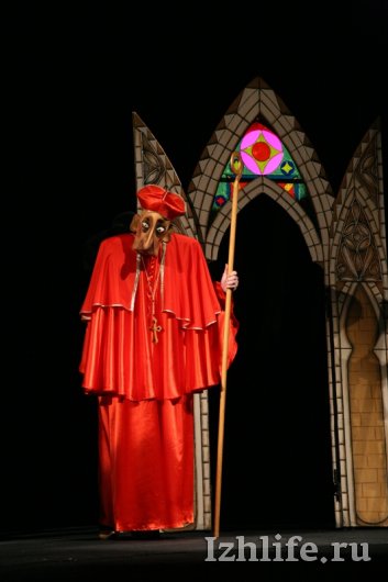 «Дикие лебеди» в Театре кукол Ижевска: двухметровые куклы и сожжение ведьмы на костре