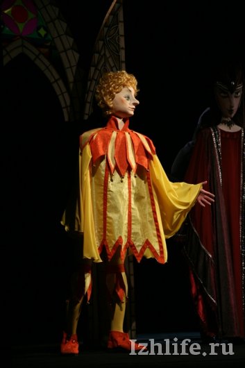 «Дикие лебеди» в Театре кукол Ижевска: двухметровые куклы и сожжение ведьмы на костре