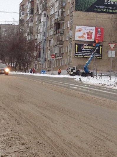 В Ижевске устанавливают светофор на перекрестке улиц 50 лет ВЛКСМ и Фруктовой