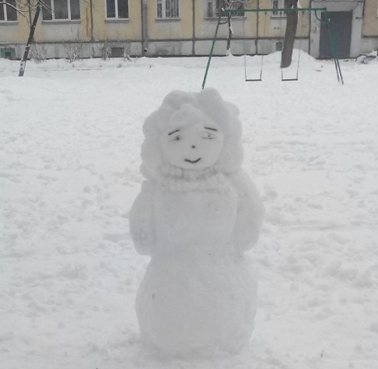 Интересные снежные фигуры Ижевска: лежачий снеговик и цветной миньон