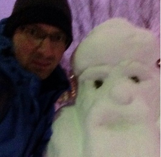 Интересные снежные фигуры Ижевска: лежачий снеговик и цветной миньон