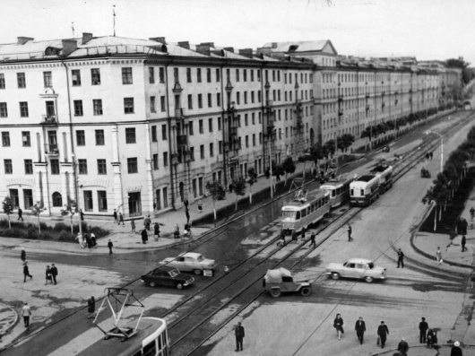 Улица Ленина: парикмахерская «Молодость» и трамвай № 5