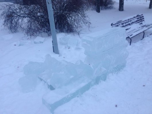 Ночью на 30 декабря в Ижевске вандалы срезали ледяные фигуры на площади