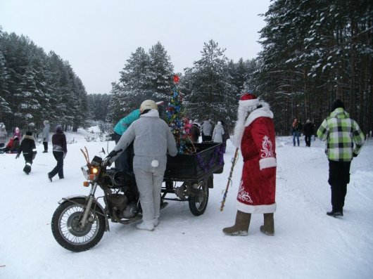 Ижевчанин катается на мотоцикле с елкой и Дедом Морозом