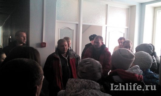 Жителям ижевского дома, в котором произошел пожар, пообещали сделать ремонт к 10 января