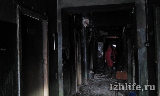 Пожар в Ижевске в доме на Орджоникидзе: жительница провалилась и сломала ногу