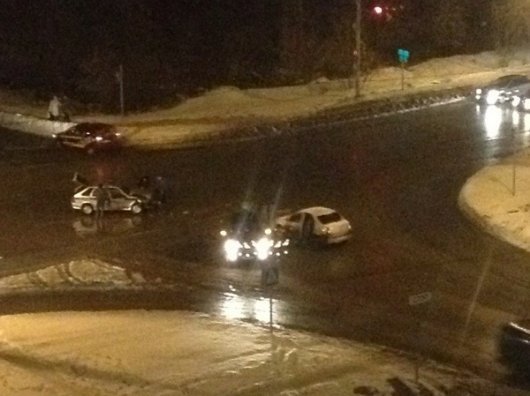 В Ижевске на перекрестке автомобиль полиции врезался в легковушку