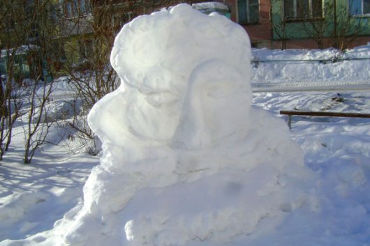 Снежные забавы: что строят ижевчане из снега у себя во дворах