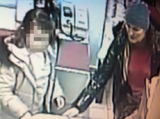 Полицейские Ижевска ищут женщину с девочкой, которые украли сумку с документами и деньгами