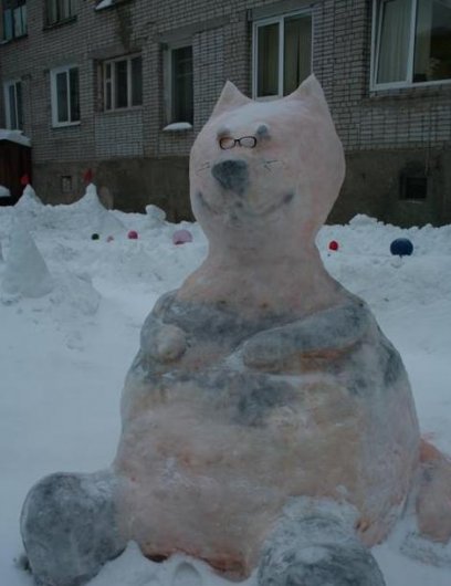 Необычные снеговики в Ижевске: лыжники, полицейский и щелкунчик