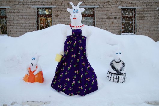 Необычные снеговики в Ижевске: лыжники, полицейский и щелкунчик