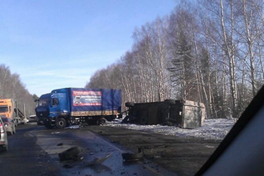 На трассе Ижевск - Воткинск в лобовую столкнулись грузовик и автомобиль такси