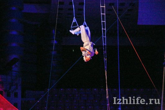 Гимнасты экстрим-группы «Герои» тренируются в Ижевске падать с 20-метровой высоты