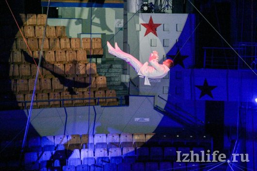 Гимнасты экстрим-группы «Герои» тренируются в Ижевске падать с 20-метровой высоты