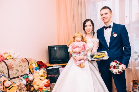 Ижевские молодожены: На свадьбу подарили игрушки, которые потом отвезли в детский дом