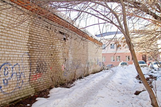 В одном из зданий в Ижевске от снежных вод «раздуло» стену