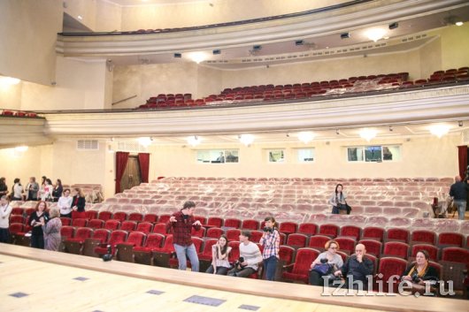Отреставрированный Театр оперы и балета в Ижевске: облицовка натуральным камнем  и удобные кресла