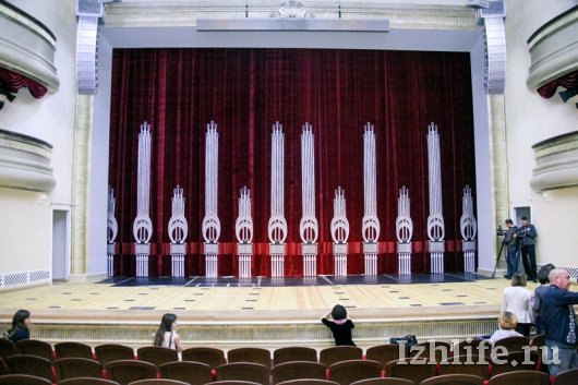 Отреставрированный Театр оперы и балета в Ижевске: облицовка натуральным камнем  и удобные кресла