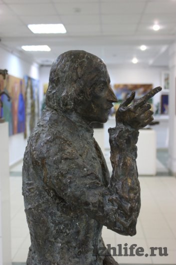 Картины и скульптуры московских художников привезли в Ижевск на огромной фуре