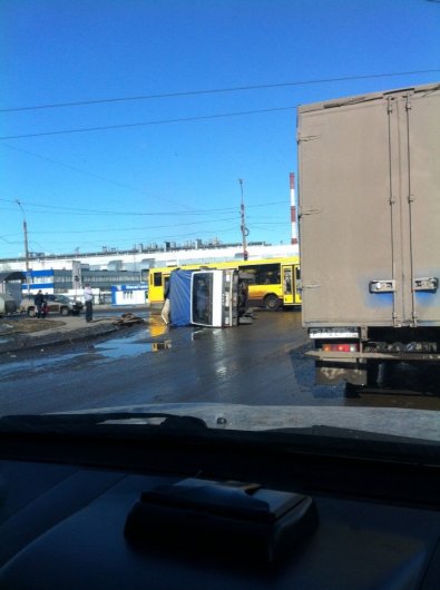 На перекрестке улиц Автозаводской и Берша перевернулся грузовик