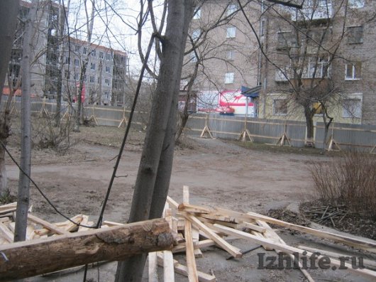 В Ижевске жители домов пытаются отстоять двор, где хотят построить торговый центр