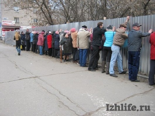 В Ижевске жители домов пытаются отстоять двор, где хотят построить торговый центр