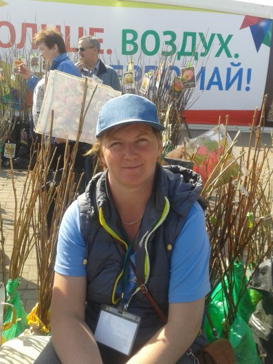 Сельхозярмарка в Ижевске: молодежь разбирает абрикосы и жимолость