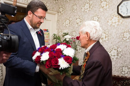 Денис Агашин поздравил с юбилеем ижевского ветерана Григория Емелина