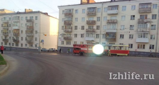 В Ижевске на перекрестке улиц Ленина и Орджоникидзе загорелся трамвай