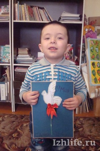 Открытки с гвоздиками и бумажные голуби: поделки малышей из Ижевска для ветеранов к 9 мая