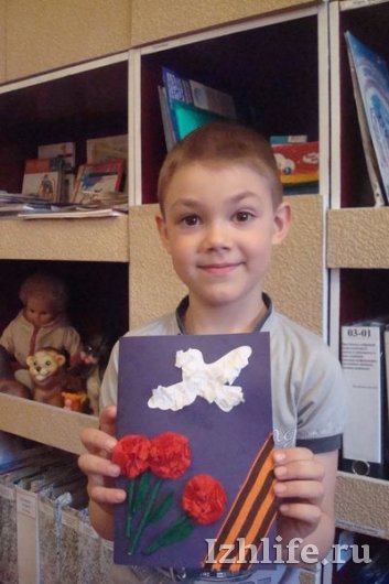 Открытки с гвоздиками и бумажные голуби: поделки малышей из Ижевска для ветеранов к 9 мая