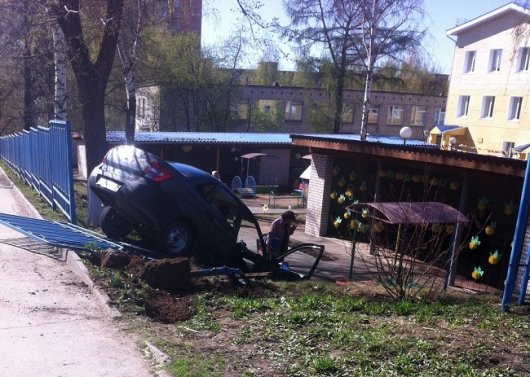 Легковушка снесла забор и влетела на территорию детского сада в Ижевске