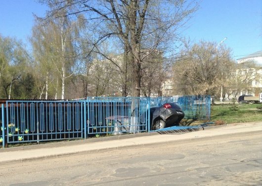 Легковушка снесла забор и влетела на территорию детского сада в Ижевске