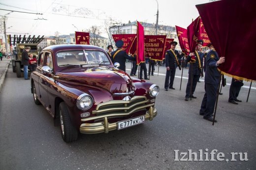 Ретро-автомобили и Бессмертный полк: как Ижевск отмечает 70-летие Победы