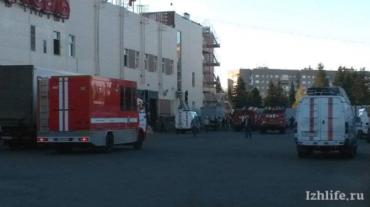 Гибель семьи в ДТП и пожар в торговом центре: о чем говорит Ижевск этим утром