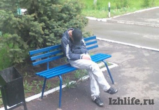 В Ижевске мужчина заснул около отдела полиции