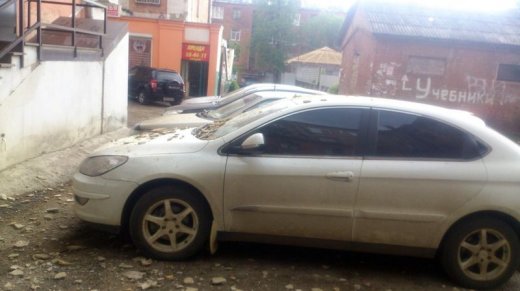 В Ижевске осыпавшаяся штукатурка повредила припаркованный во дворе автомобиль