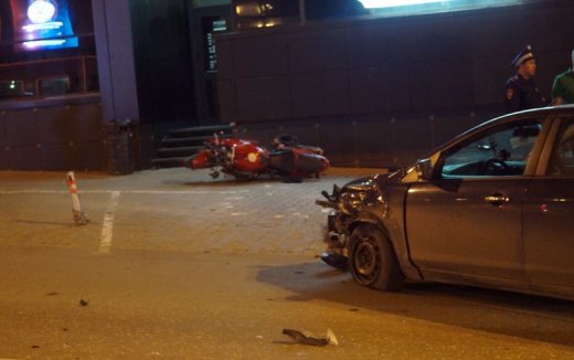 В Ижевске иномарка, выезжая с парковки, столкнулась с двумя мотоциклистами
