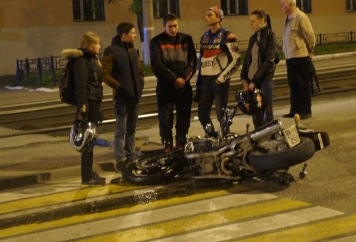В Ижевске иномарка, выезжая с парковки, столкнулась с двумя мотоциклистами