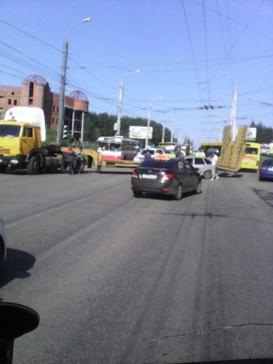 В Ижевске из-за ДТП на улице Ворошилова затруднено движение
