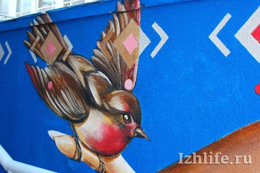 Американская художница нарисовала фреску на стене ВЦ «Галерея» в Ижевске