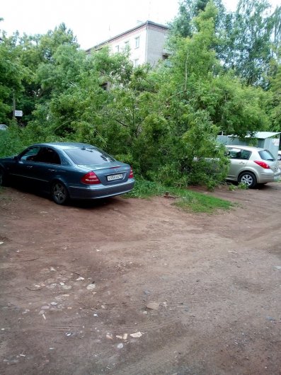 Упавший светофор и десятки помятых авто: последствия непогоды в Ижевске