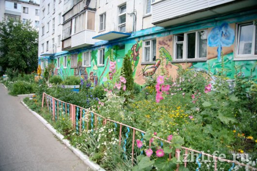 Самые красивые дворы Ижевска: граффити, клумбы и Баба-Яга