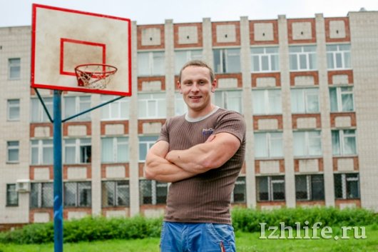 Ижевчане сами ремонтируют турники и баскетбольные площадки