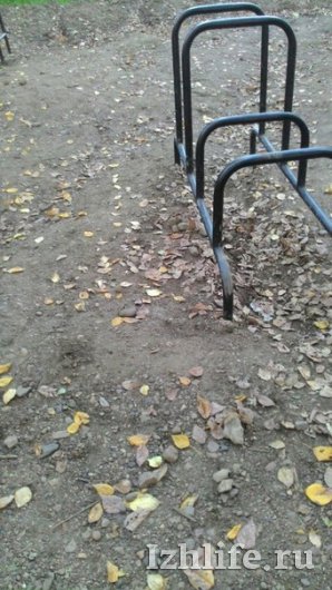 В Ижевске сделали детскую площадку с покрытием из булыжников и грязи